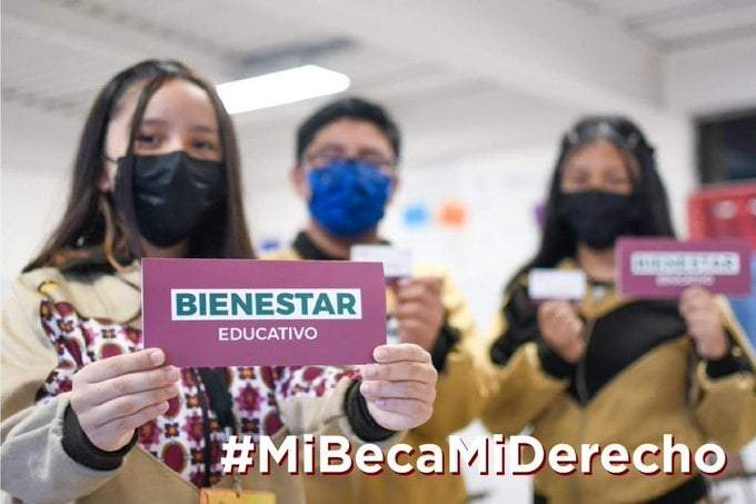 Estudiantes reciben Mi Beca para Empezar