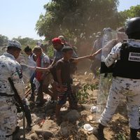 Agentes de EU coordinan operativos contra migrantes en la frontera sur, denuncia activista