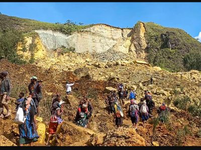 Papúa Nueva Guinea dice que el deslave del viernes sepultó a 2 mil personas y pide ayuda