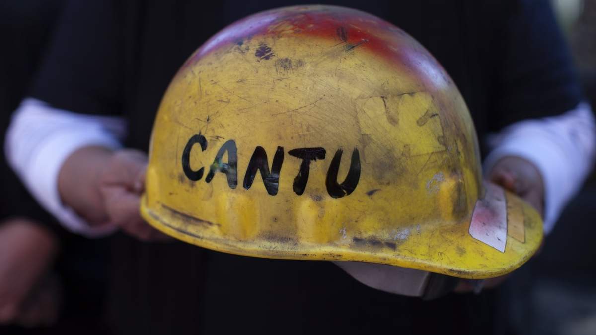 El casco de uno de los mineros fallecidos en 2006
