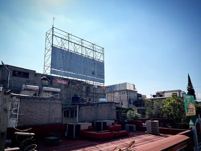 Faltan por retirar de azoteas 174 espectaculares en CDMX; Batres “quema” a empresas incumplidas