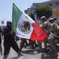 Guardia Nacional de EU choca con manifestantes después de llegar a Los Angeles por órdenes de Trump