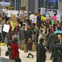 Persisten críticas y protestas por orden migratoria de Trump; él responde por Twitter