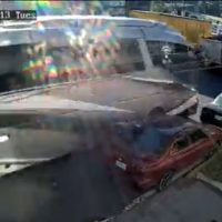 Captan cómo autobús turístico embiste automóviles y provoca tres muertes en Xalapa