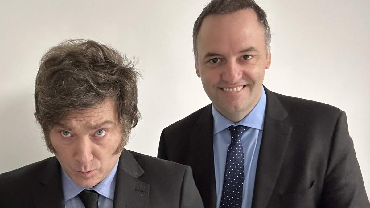 Javier Milei y Manuel Adorni en los estudios de A24