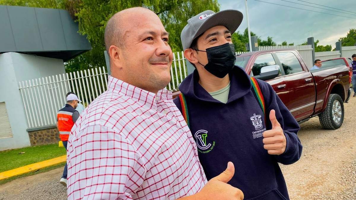 El gobernador de Jalisco y un estudiante de la UdeG