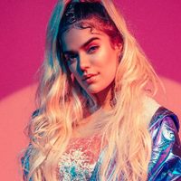 Karol G escandaliza a sus fanáticos con este tremendo conjuntito al rojo vivo