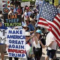 Marchan miles en EU para que se vaya Trump