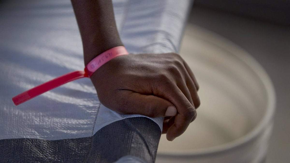 Mujer que recibe tratamiento en un centro de cólera de MSF
