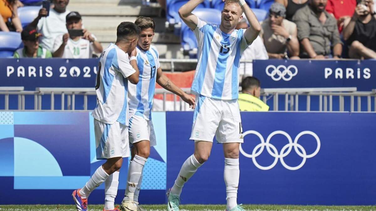 El delantero de Argentina, Luciano Gondou, a la derecha, celebra tras convertir su gol ante Irak en el partido por el Grupo B de los Juegos Olímpicos en el estadio de Lyon, Francia