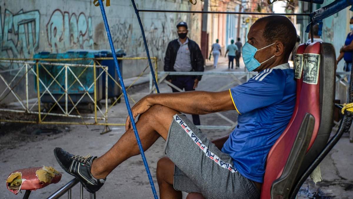 Un taxista en bicicleta espera clientes en La Habana