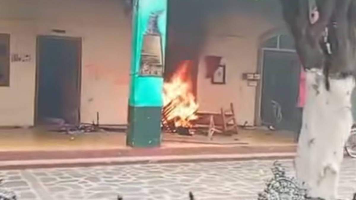 Comuneros realizan quemas en la alcaldía de Chilchota, Michoacán