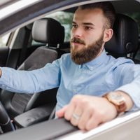 No lo vas a creer: qué dice la psicología sobre las personas que manejan con el codo fuera del auto