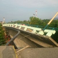 Sismos sacuden Oaxaca: 2 muertos, 7 heridos y desplome de casas y puente