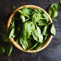 No dejes que se te pudra la albahaca en la heladera y aplicá este truco que salva tus comidas