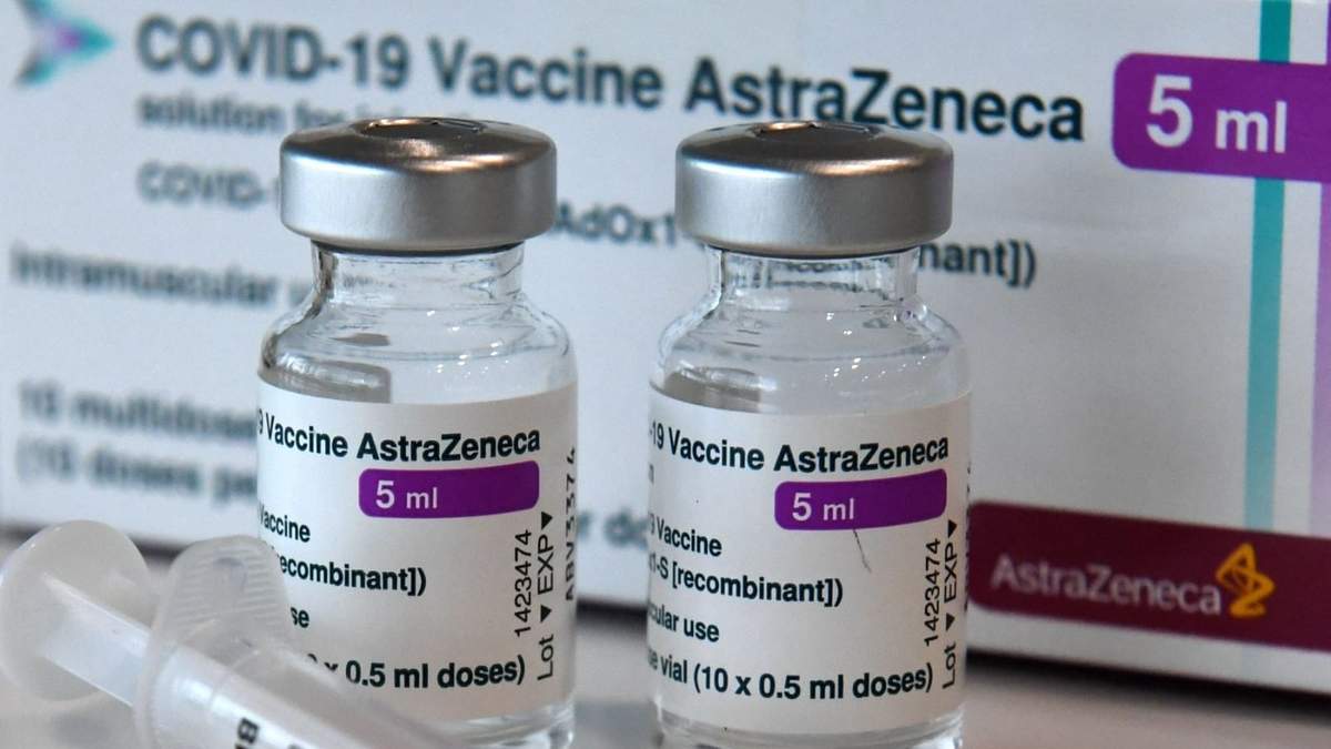 Envases con dosis del fármaco contra el coronavirus de AstraZeneca. Fuente: (Twitter)