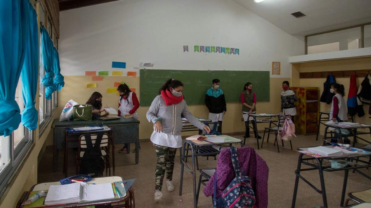 Maestras y estudiantes con barbijos en un aula de Río Negro. Fuente: (Twitter)