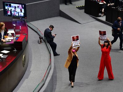 Margarita Zavala arremete en tribuna contra la 4T y le llueven abucheos