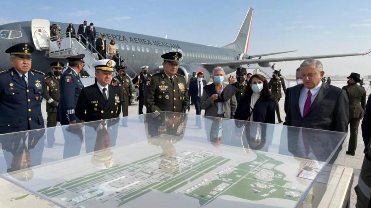 AMLO supervisa obra en Santa Lucía