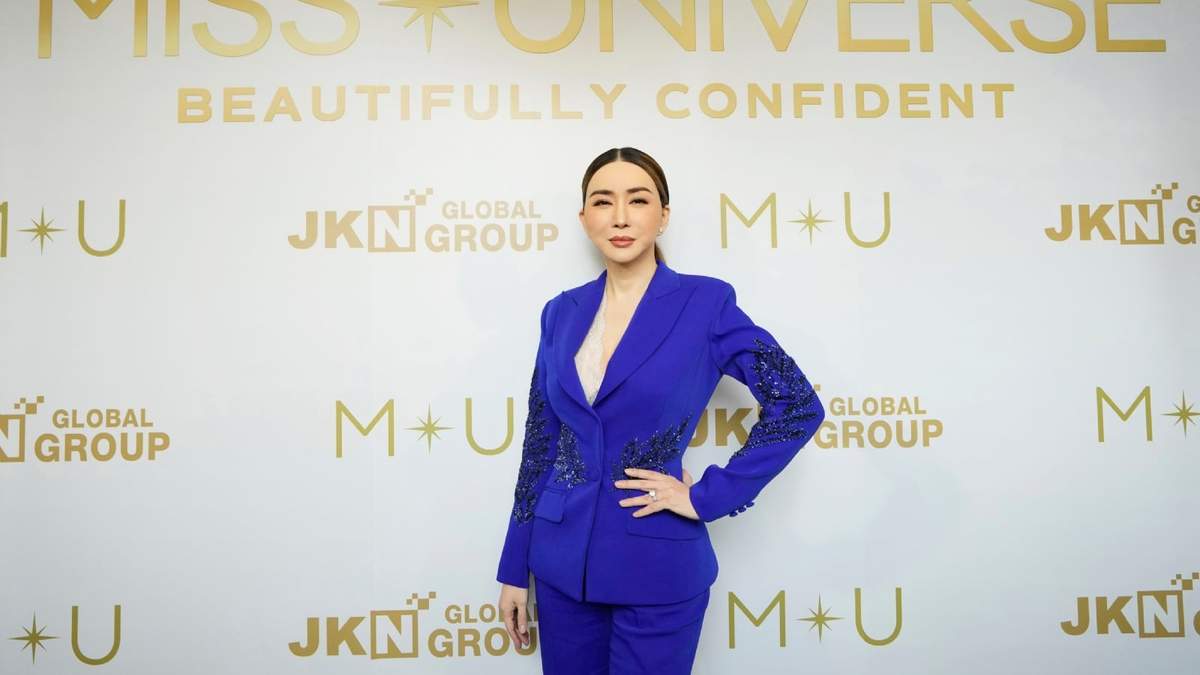 La empresaria tailandesa Jakkaphong Jakrajutatip posa después de una conferencia de prensa en Bangkok, Tailandia, el jueves 27 de octubre de 2022