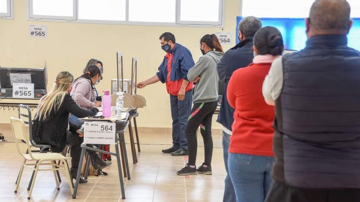 Fila para las elecciones municipales. Fuente: (Twitter)