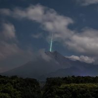 Captan caída de meteorito en el volcán más activo del mundo