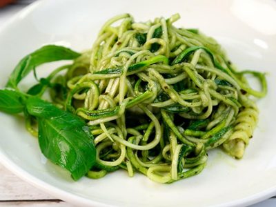 Fideos con pesto de albahaca y palta: probá esta receta distinta, deliciosa y en versión saludable