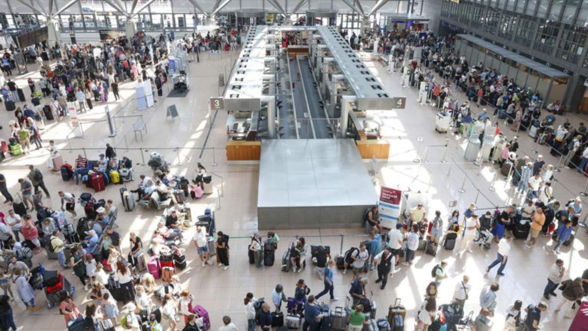 Viajeros esperan para embarcar en la Terminal 1 del aeropuerto de Hamburgo, en Hamburgo, Alemania