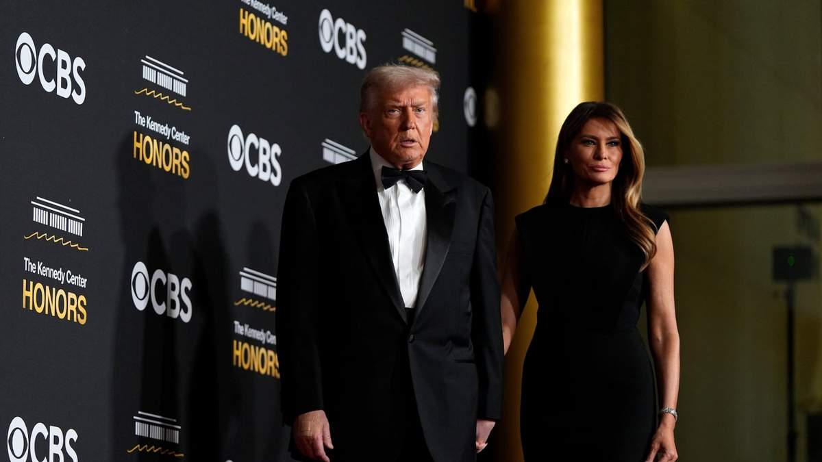 El presidente Donald Trump y la primera dama Melania Trump caminan por la alfombra roja antes de la 48 premiación de los Kennedy Center Honors