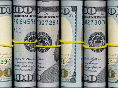 El dólar abrió por debajo de $1.400, mientras los futuros se desploman