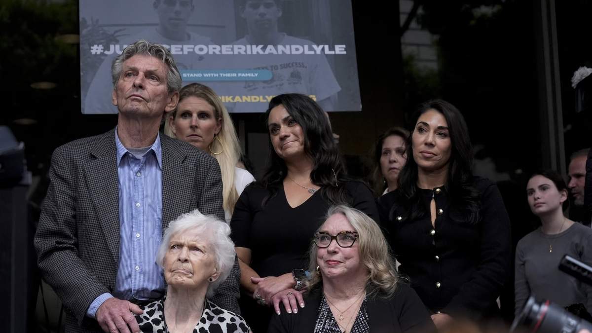 La hermana de Kitty Menendez, Joan Andersen VanderMolen, abajo a la izquierda, y su sobrina Karen VanderMolen, a la derecha, sentadas juntas durante una conferencia de prensa