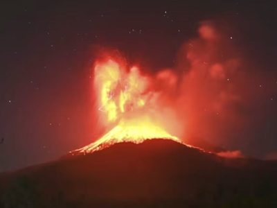 Un volcán entró en erupción y activaron una alerta de aviación de alto nivel