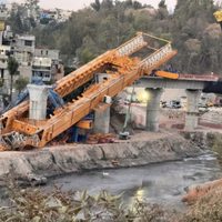 Se desploma lanzadora de dovelas en obras del Tren Interurbano