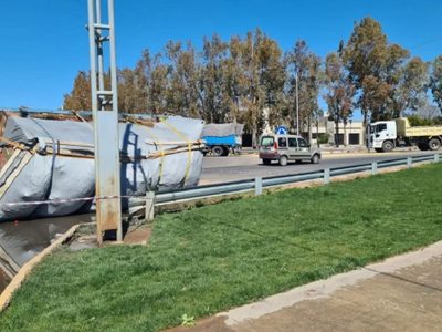 En minutos, saquearon un camión con frutas que volcó en la rotonda de Cutral Co
