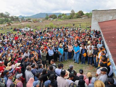 Pobladores de Atlixtac retienen a funcionarios y obligan al gobierno a construir hospital