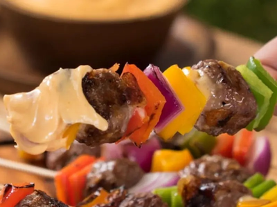 Brochetas de carne rellenas de queso: la receta jugosa y rica que vas a amar para la próxima juntada con amigos