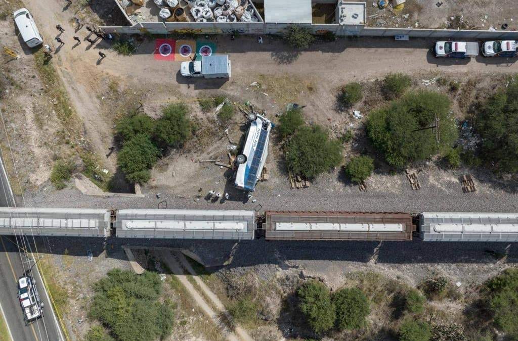 Autobús volcado tras el impacto del tren