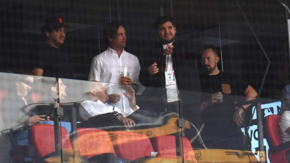 Gonzalo y Andrés Manuel López Beltrán, hijos del presidente Andrés Manuel López Obrador en el estadio Alfredo Harp Helú