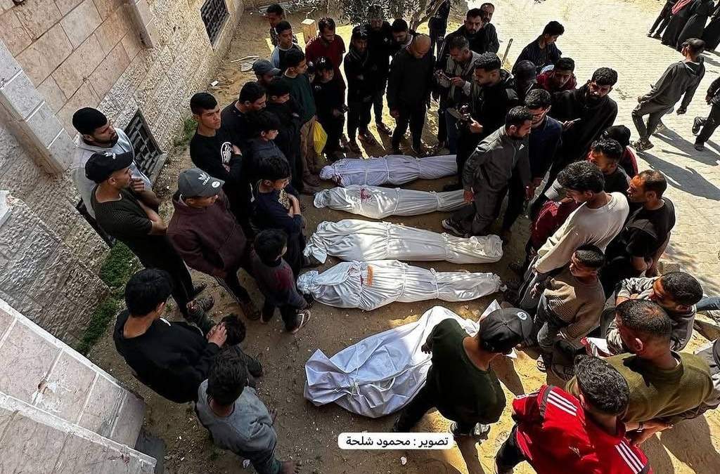 Palestinos rodean los cuerpos de cinco personas que murieron a causa del ataque del Ejército israelí en Beit Lahiya