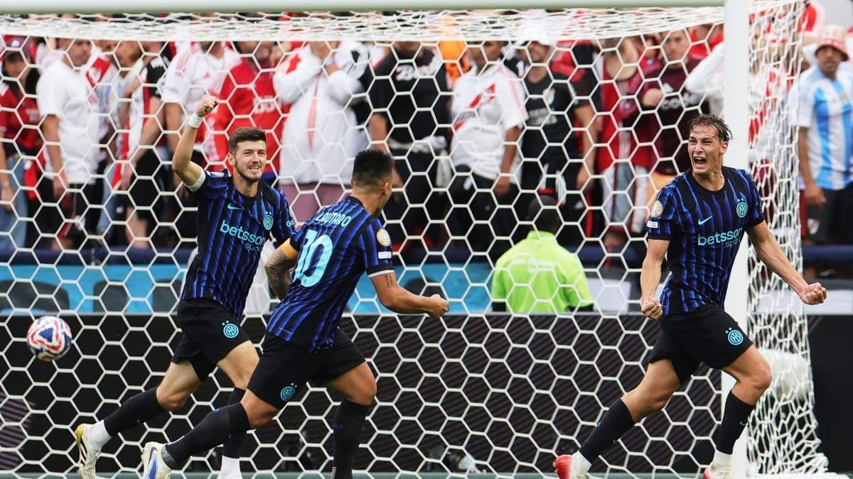 Francesco Pio Esposito (derecha) celebra tras anotar el primer gol del Inter de Milán en la victoria 2-0 ante River Plate en el Mundial de Clubes en Seattle
