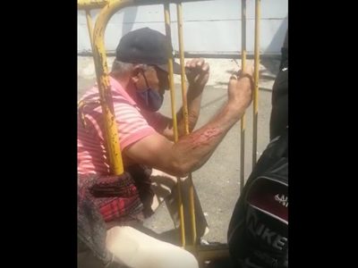 Migrantes se hacen cortes en los brazos para exigir que el INM los atienda