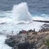 Una ola mata a cuatro personas y deja a una desaparecida en Tenerife, España (Videos)