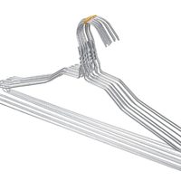 Antes de tirar las perchas de metal viejas, creá esta útil idea "low cost" para decorar tu baño