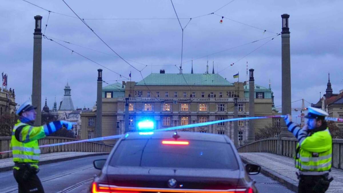 Policía monta guardia en una calle del centro de Praga, República Checa, tras un tiroteo