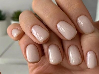 Si estás cansada de que el esmalte se te salte rápido, probá con una manicura nude y vas a notar la diferencia desde el primer día