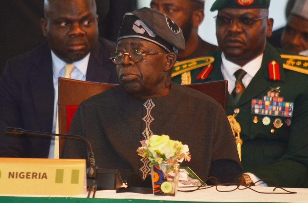 ARCHIVO – El presidente nigeriano Bola Ahmed Tinubu asiste a una reunión de ECOWAS en Abuya, Nigeria, el domingo 22 de junio de 2025