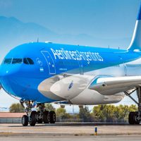 Aerolíneas Argentinas comenzó a cobrar el equipaje de mano en algunos de sus vuelos