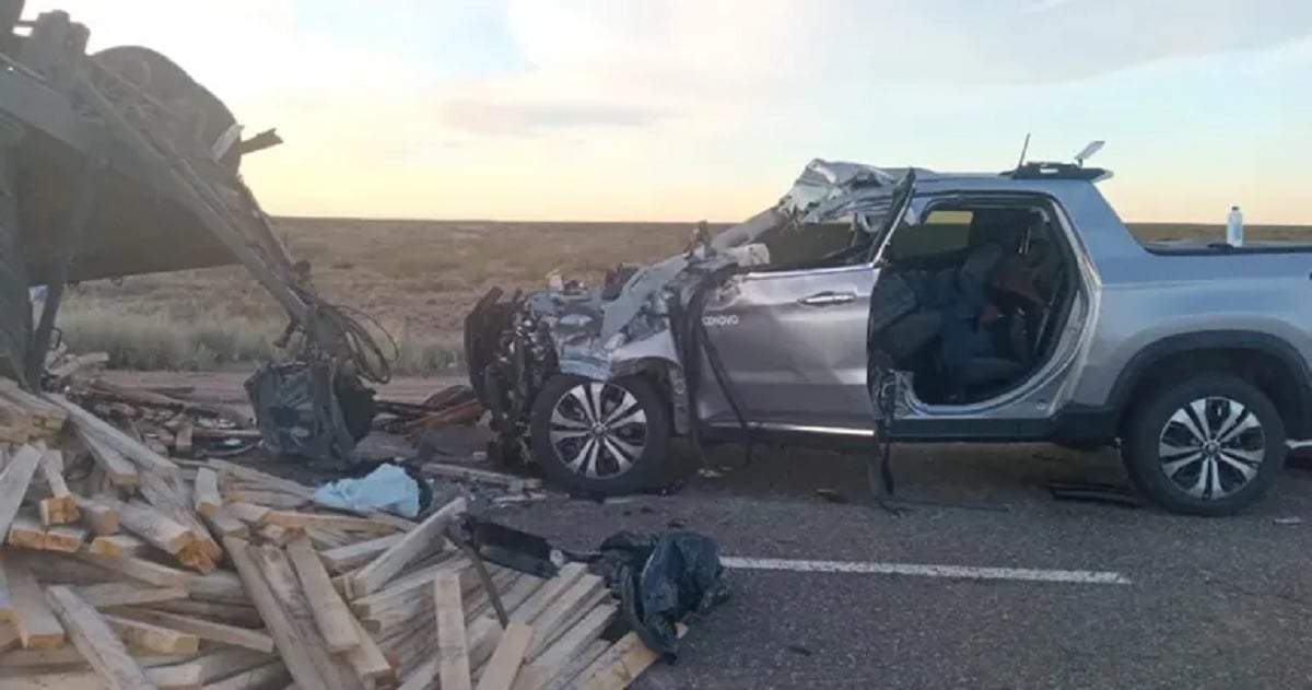 El conductor de la camioneta se quedó dormido y chocó contra la carga de un camión que había volcado. Fuente (LMC)