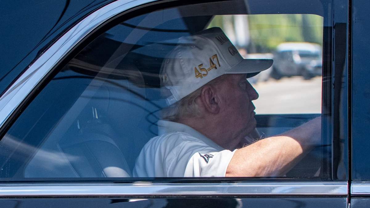 El presidente Donald Trump regresa a Mar-a-Lago después de jugar golf en el Trump National Golf Club, el 6 de abril del 2025, en West Palm Beach, Florida