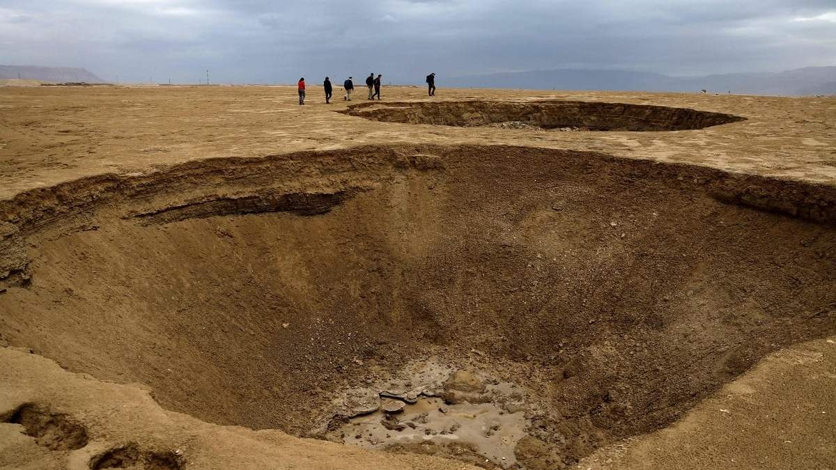 Cráteres en las orillas del mar Muerto. Fuente: (Twitter)